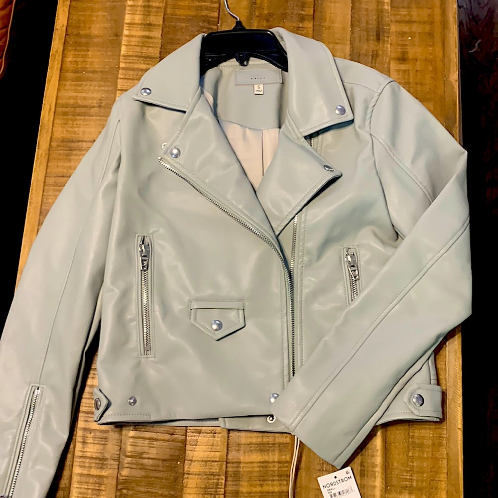 BLANKNYC

Faux Leather Crop Moto Jacket

Style#: 24XA5914NO
 / Grey

Size: S=4-6